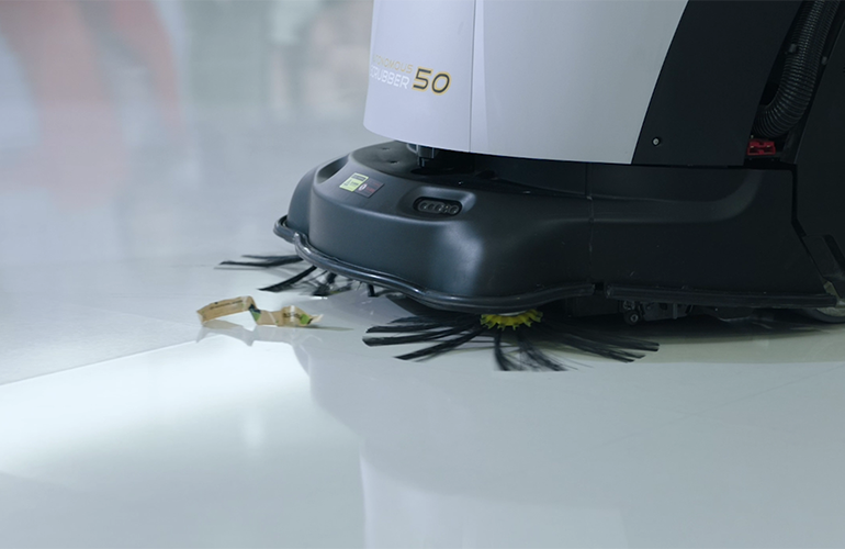 Робот Gausium Scrubber 50 моет пол в торговом центре