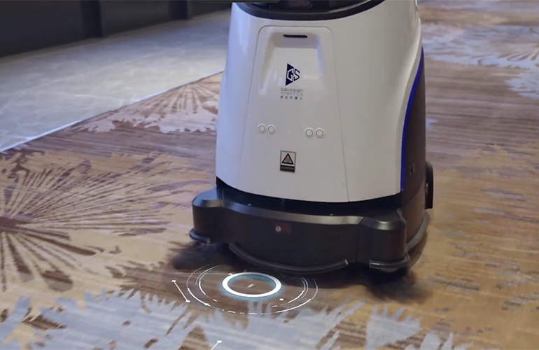Gausium Vacuum 40 убирает ковровое покрытие в коридоре отеля